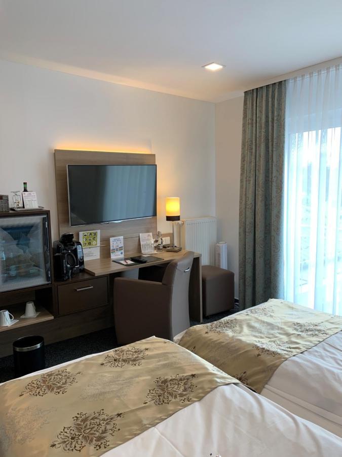 Stadthotel Geis บัดนอยชตัดท์ อันแดร์ ซาเลอ ภายนอก รูปภาพ