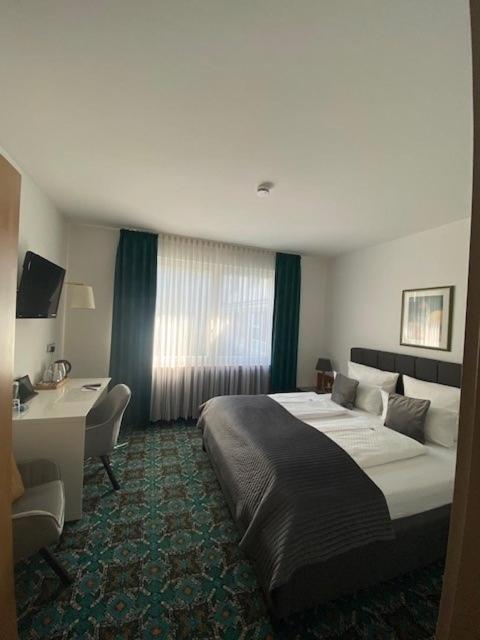 Stadthotel Geis บัดนอยชตัดท์ อันแดร์ ซาเลอ ภายนอก รูปภาพ