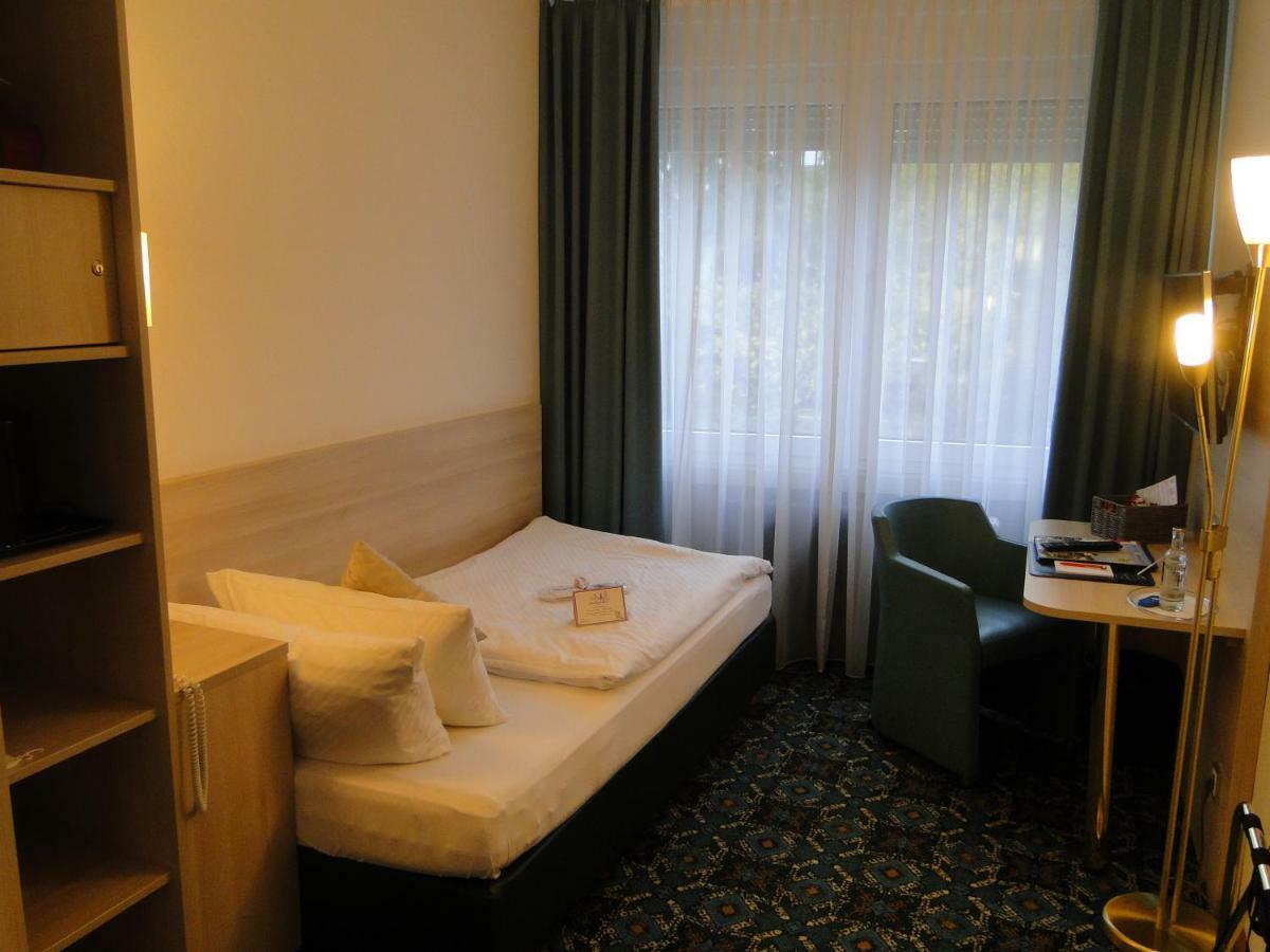 Stadthotel Geis บัดนอยชตัดท์ อันแดร์ ซาเลอ ภายนอก รูปภาพ